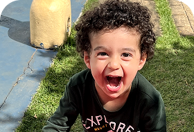 Criança sorrindo no parque da escola