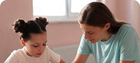 Educadora conversando com uma criança