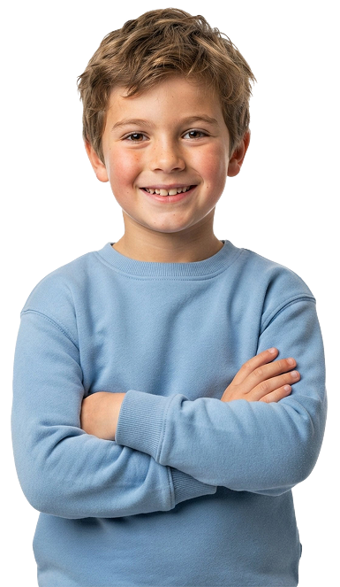 Menino sorrindo de braços cruzados