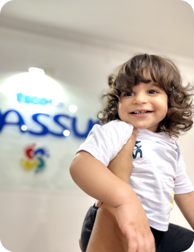 Criança sorrindo na recepção da Escola Spassus