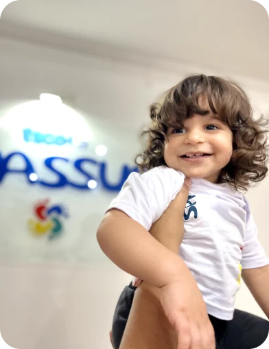 Criança sorrindo na recepção da Escola Spassus, Escola Infantil em Santo André