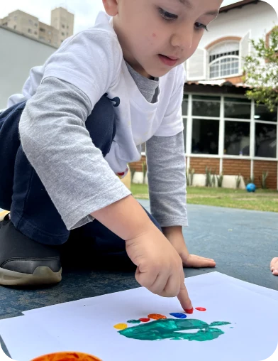 Criança pintando com o dedo no papel, Escola Infantil em Santo André