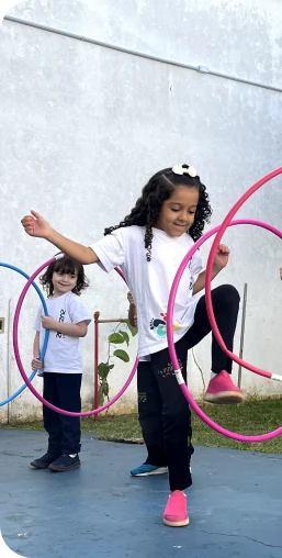 Crianças brincando de bambolê no pátio, Escola Infantil em Santo André