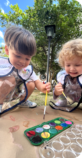 Duas crianças pintando com aquarela
