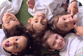 Crianças deitadas em roda olhando para cima, Escola Infantil em Santo André
