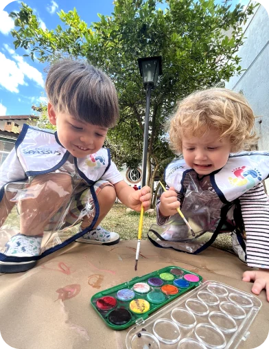 Crianças pintando com aquarela no pátio, Escola Infantil em Santo André