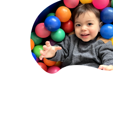 Bebê brincando na piscina de bolinhas