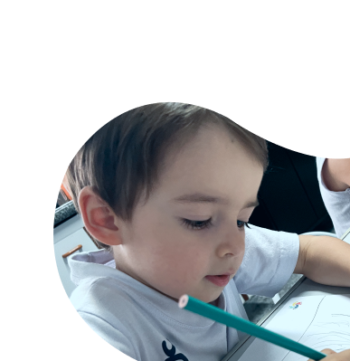 Criança desenhando com lápis de cor