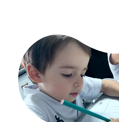 Criança desenhando com lápis de cor, Escola Infantil em Santo André