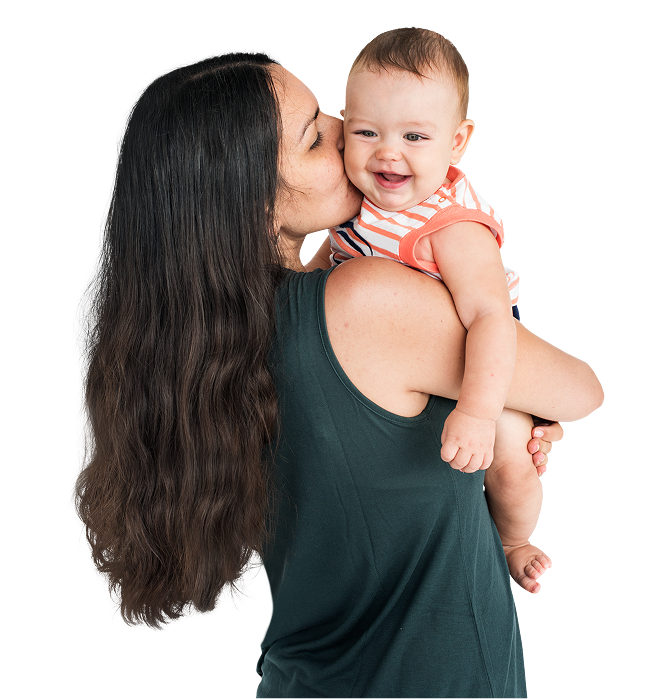 Mãe beijando o bebê no colo
