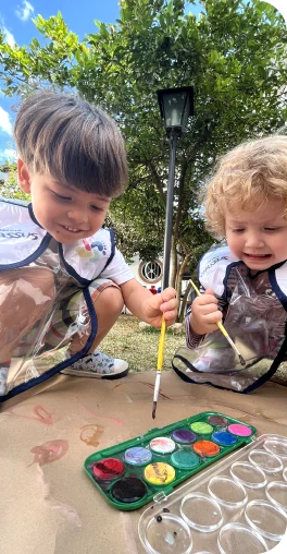 Duas crianças pintando com aquarela, Berçário em Santo André